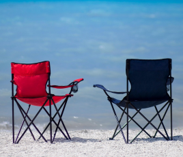 Chaises vides sur la plage