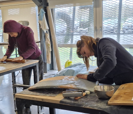 La designer Rebecca Fezard et la staffeuse-stucatrice Élodie Michaud (Hors-studio, Indre-et-Loire) travaillent le Leatherstone©, matière qu’elles ont conçue. 