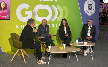 De G à D : L’animateur Matthieu Stefani ; Fabien Barthez, champion du monde de football ; Emmanuelle Mazet, directrice marketing, digital et communication Santé Groupe Matmut ; Jean-Luc Douillard, psychologue clinicien.