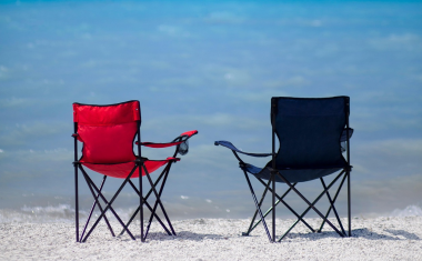 Chaises vides sur la plage