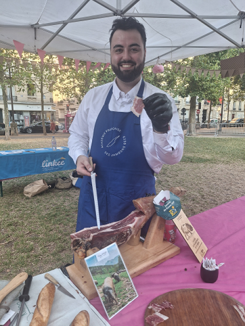 Alexandre Bigot coupe au couteau un jambon sec de Kintoa AOP.