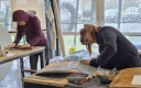 La designer Rebecca Fezard et la staffeuse-stucatrice Élodie Michaud (Hors-studio, Indre-et-Loire) travaillent le Leatherstone©, matière qu’elles ont conçue. 
